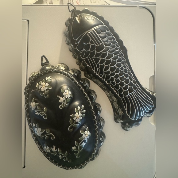 unbranded Other - 2 Piece Set of Black Tin Decorations, Hanging Painted with White Flowers.